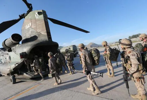 Soldados españoles entran en un Chinook en Afganistán, 2013