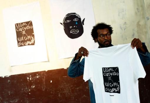 Mouhamed, uno de los «manteros», con una de las camisetas