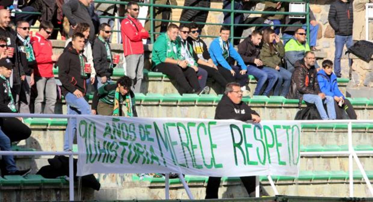 Un aficionado se apoya en una pancarta durante el partido CD Toledo-Valladolid el pasado 18 de marzo
