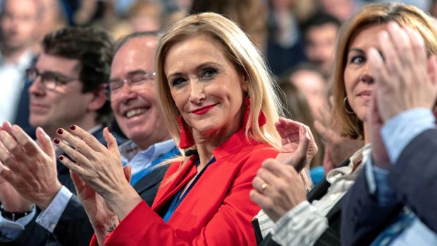 Cifuentes acusa a un profesor socialista «obsesionado» de «urdir» una «trama delictiva» contra ella