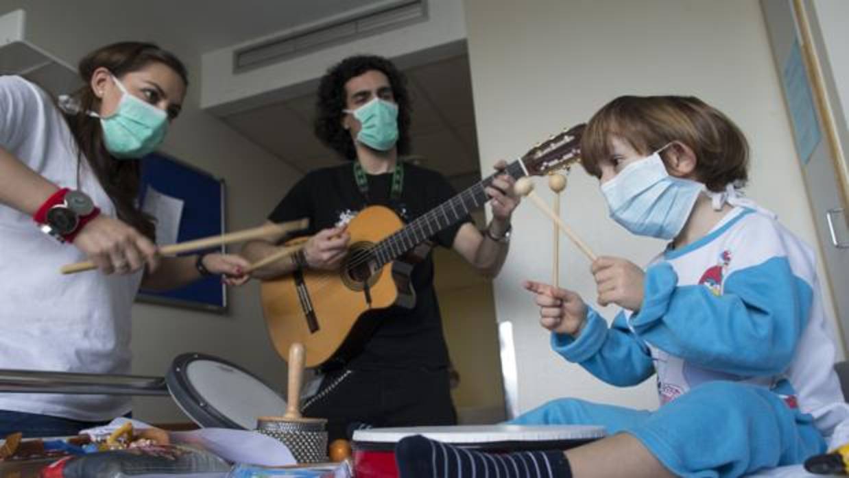 Imagen de archivo de una sesión de musicoterapia en un hospital