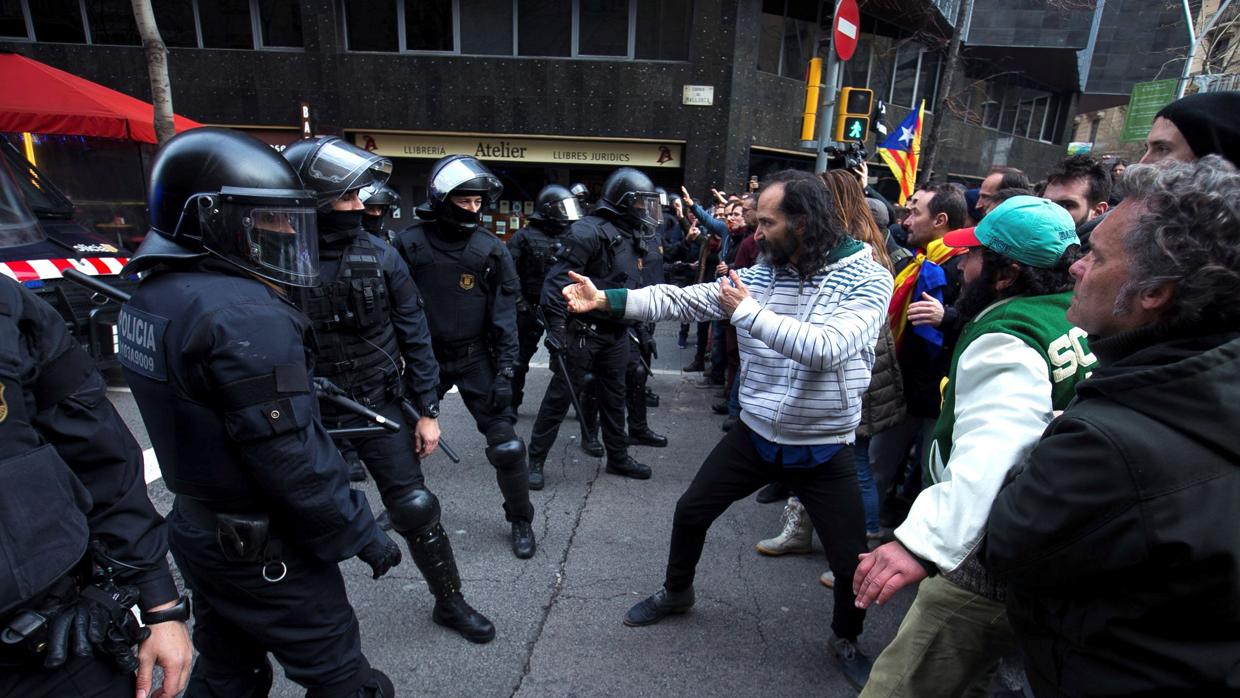 Militantes de los CDR se enfrentan a los Mossos en la protesta convocada por la detención de Puigdemont