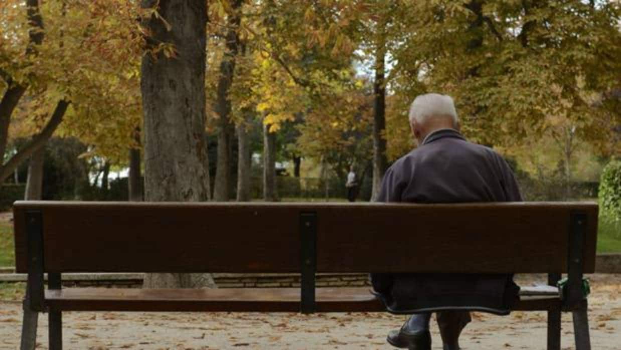 Un anciano, en el banco de un parque
