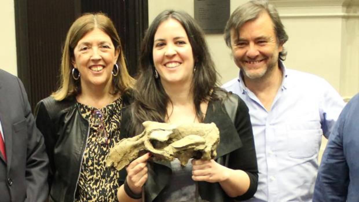 Miembros del equipo de investigación, con el cráneo fosilizado hallado en el Sobrarbe (Huesca)