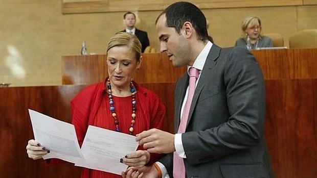 Ciudadanos entrega al PP su propuesta para la comisión de investigación sobre el máster de Cifuentes