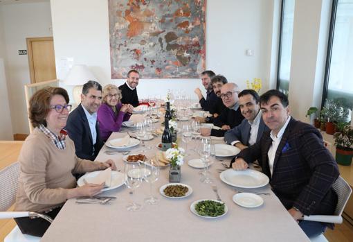 Manuela Carmena, ayer, junto con los chefs Óscar Velasco, Paco Roncero, Diego Guerrero, Ramón Freixa , Ricardo Sanz y José Carlos Fuentes