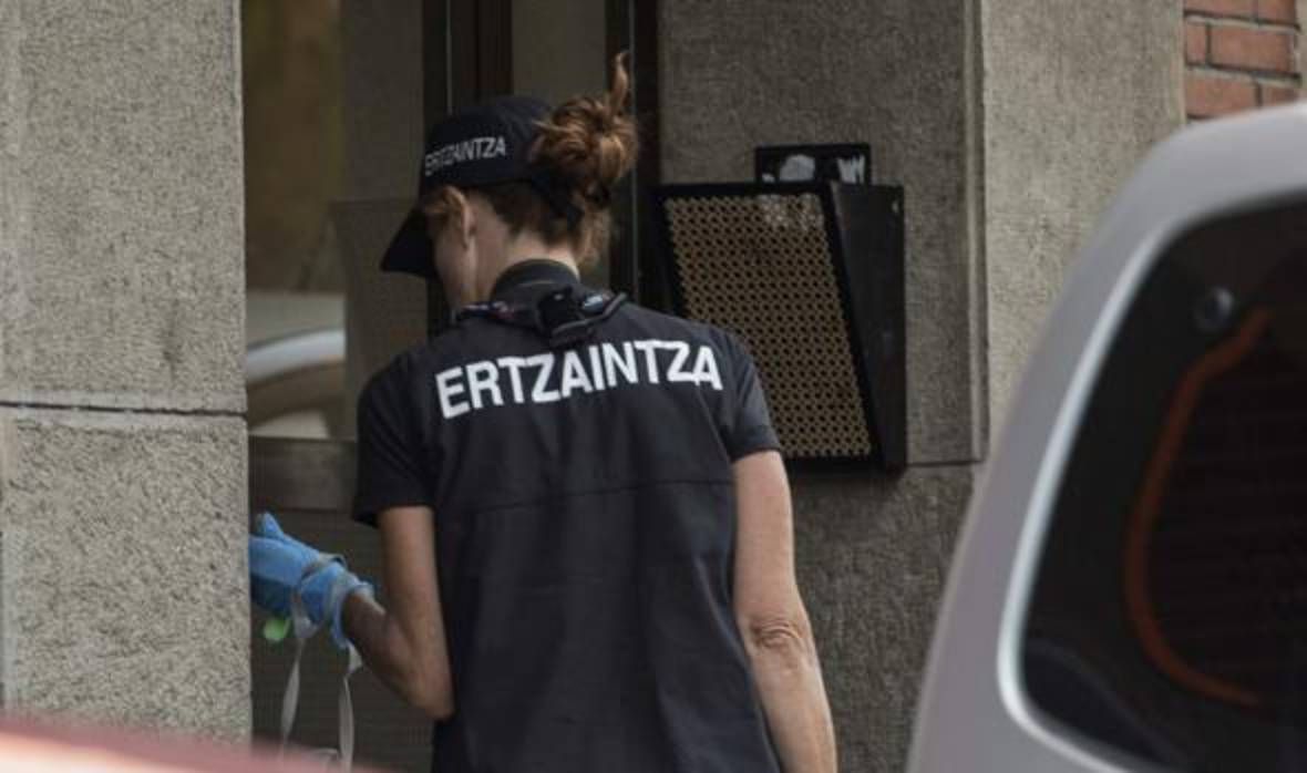 Una agente de la Ertzaintza registra el domicilio de Leire Rodríguez