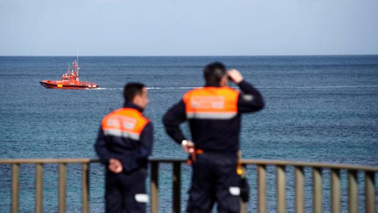 Labores de rastreo en la playa del Orzán