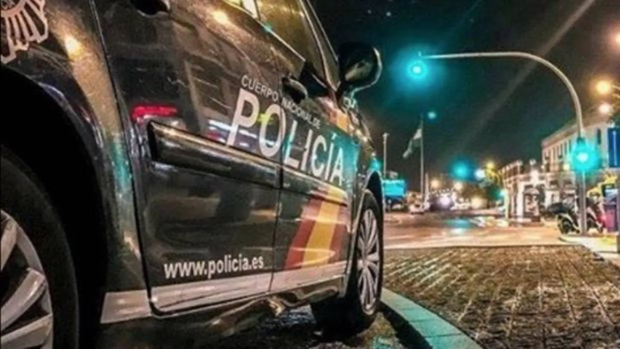 Coche de la Policía Nacional patrullando por la noche