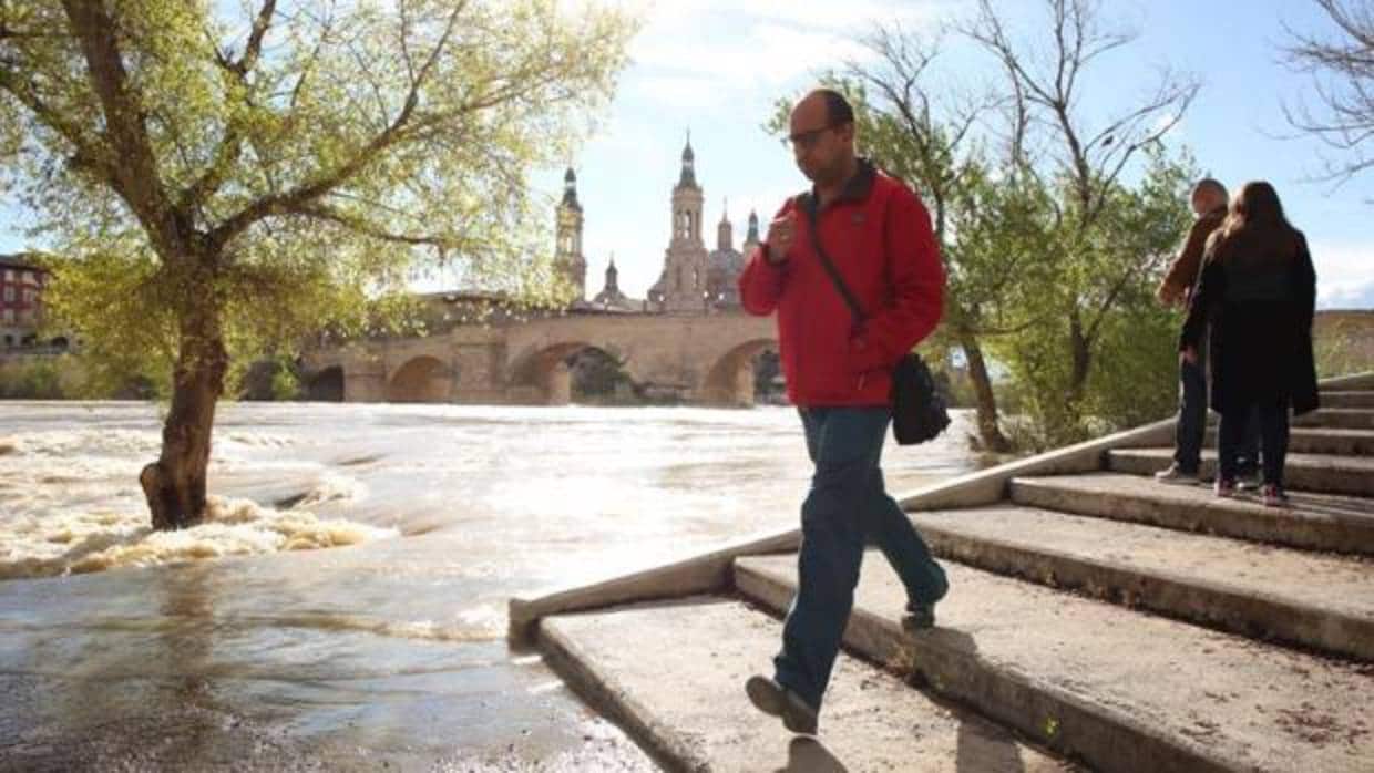 Aspecto del Ebro con la crecida de las últimas horas a su paso por Zaragoza