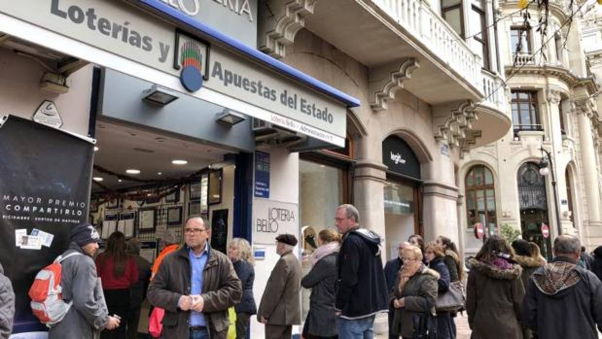 Colas en una administración de Loterías de Valencia