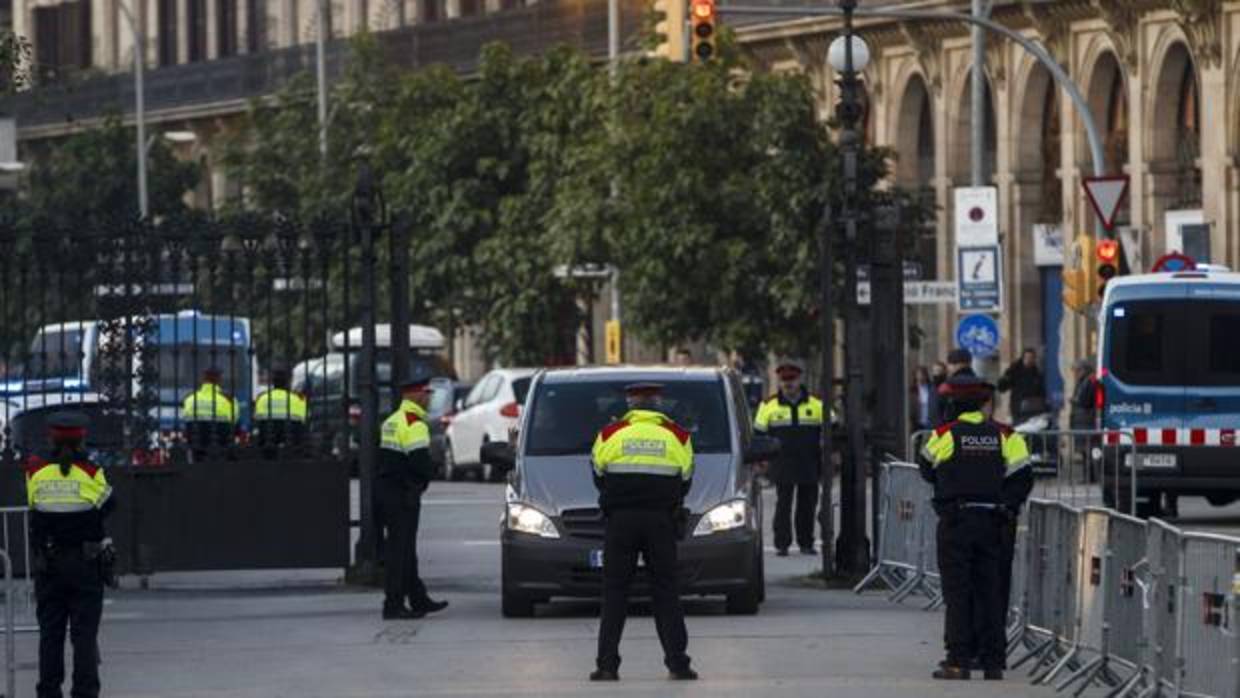 Agentes de los Mossos d'Esquadra controlan los accesos al Parlament de Cataluña