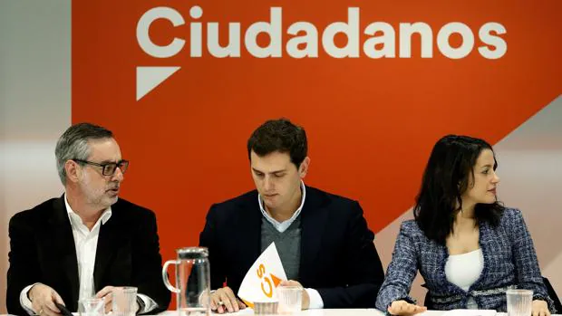 PP y PSOE aprietan a Rivera, pero Cs mantiene su plan: «Madrid no es Murcia, pero puede acabar igual... o no»