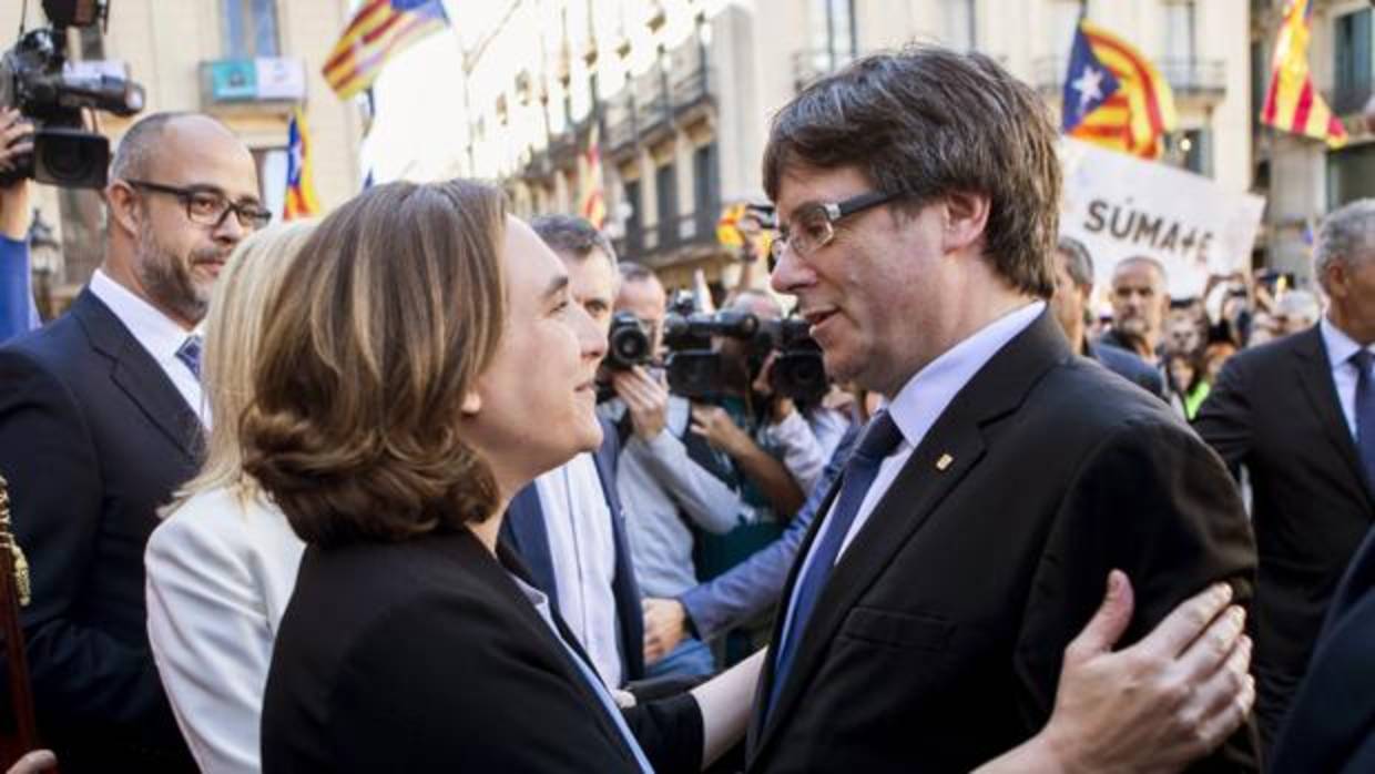 La alcaldesa de Barcelona, Ada Colau, con el expresidente Puigdemont