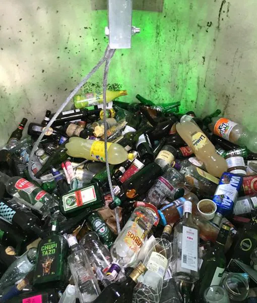 Botellas de alcohol destruidas por la Policía Local este jueves