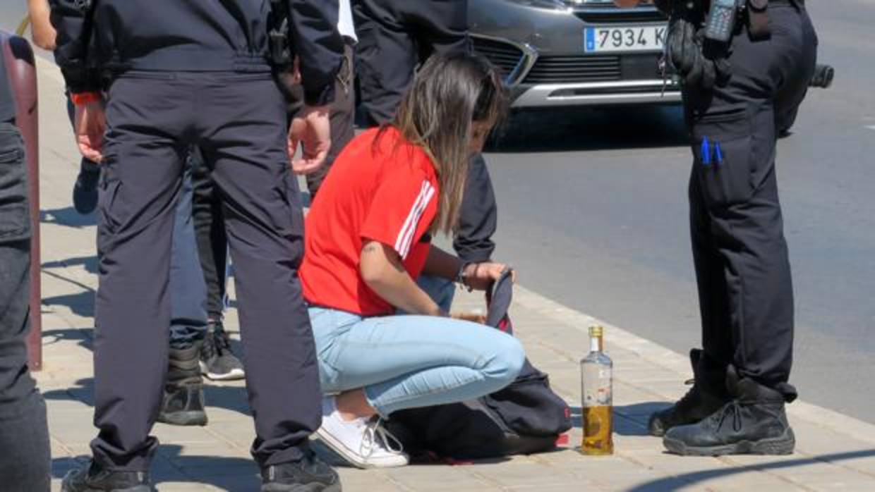 Unos menores tras un control antibotellón de la Policía Local, este jueves en la romería de la Santa Faz