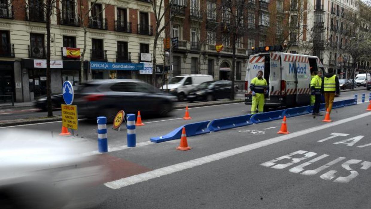 Operarios de la EMT colocaban ayer las «aletas de tiburón» en los impares de la calle Sagasta