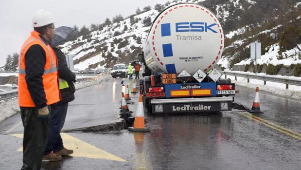 Se hunde un tramo de carretera en Monrepós, el principal acceso al Pirineo aragonés