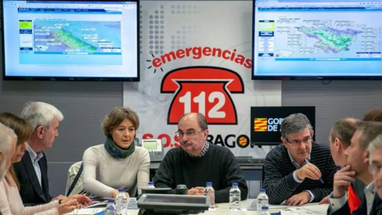 La ministra Tejerina, junto al presidente aragonés Javier Lambán, en el Centro de Coordinación de Emergencias