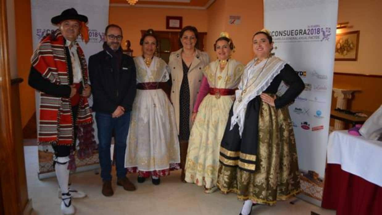 José Manuel Quijorna y Ángeles García posan junto a componentes del grupo «Rosa del Azafrán»