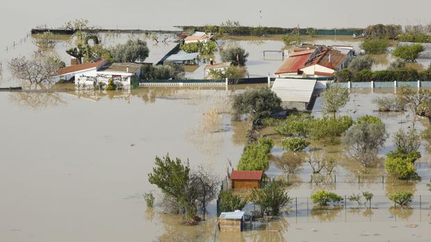 Evacuadas 33 personas de Pina de Ebro, que sigue en vilo por la riada