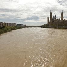 Aspecto que presenta el Ebro a su paso por el centro de Zaragoza