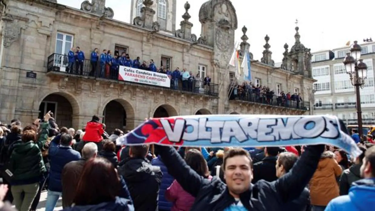 El Breogán festaja su ascenso con los aficionados congregados frente al Ayuntamiento de Lugo
