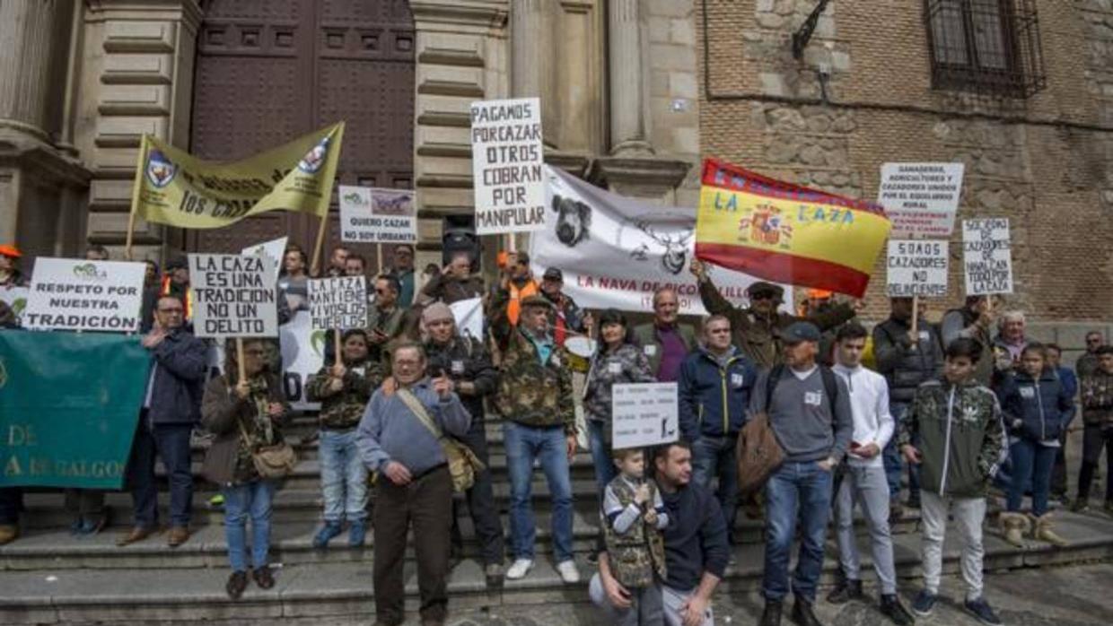 Dos mil cazadores se dieron cita en la Plaza del Ayuntamiento de Toledo