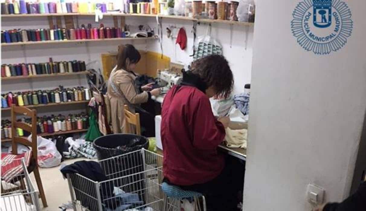 Descubren un taller clandestino de costura oculto tras el espejo de un probador