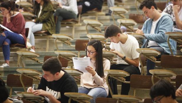 Galicia prohibe ir a selectividad con gorro o pelo largo suelto