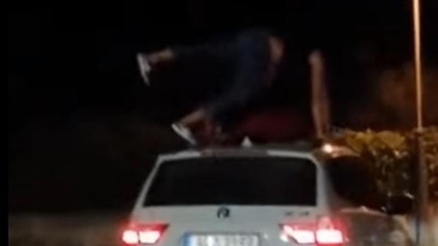 La Policía identifica a dos chicas que bailaban encima de un coche en marcha gracias a un vídeo en Facebook