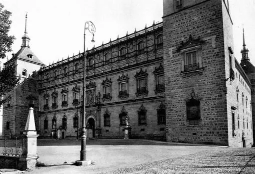 Fachada principal del Alcázar, sede de la Academia de Infantería en los años treinta (Foto, Aldus)