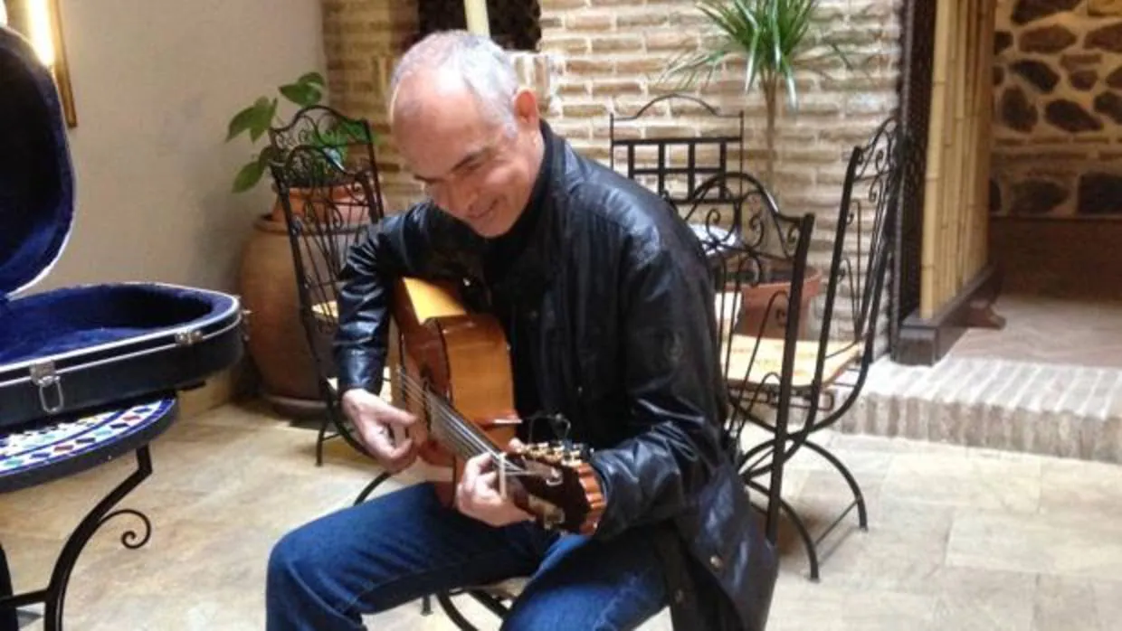 Sabino Méndez tocando una guitarra de Paco de Lucía en su casa de Toledo