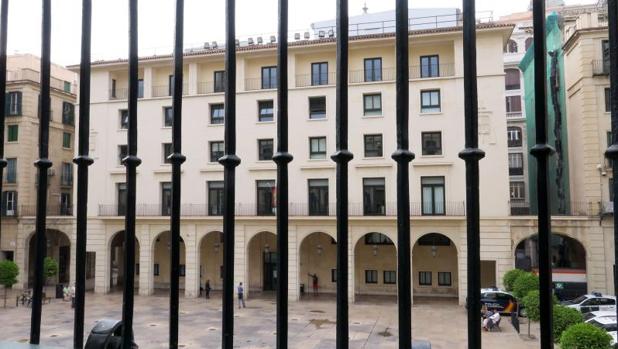 Dos años de cárcel por tocar el culo y agredir a una mujer en un pub en Dénia