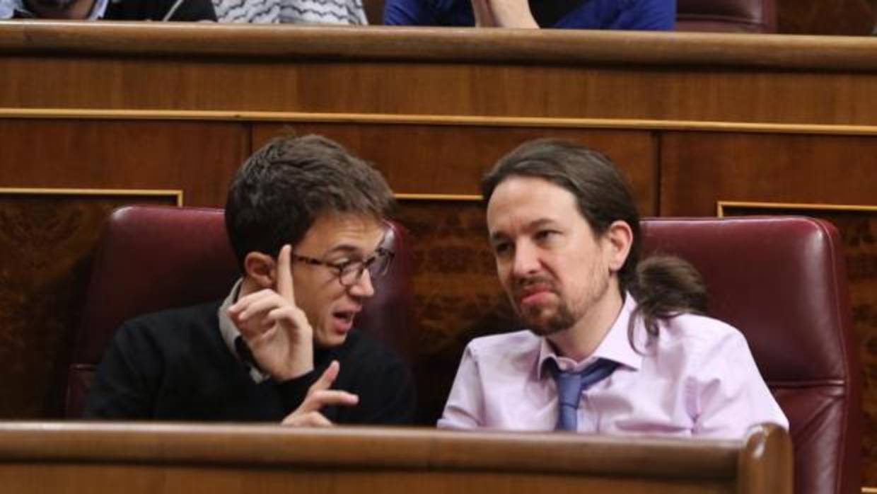 Íñigo Errejón y Pablo Iglesias en sus escaños en el Congreso de los Diputados