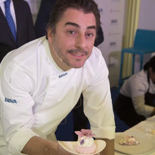 Jordi Roca con su «cupcake» de violeta