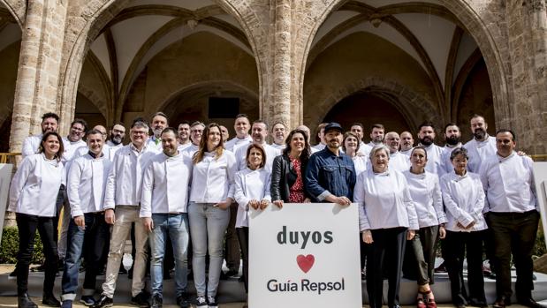 La Guía Repsol viste a los cocineros valencianos con su nueva chaquetilla diseñada por Juan Duyos