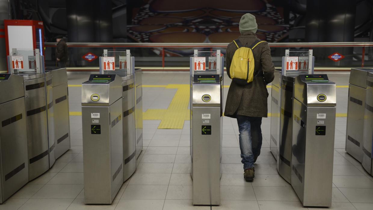Un usuario entra al Metro de Madrid