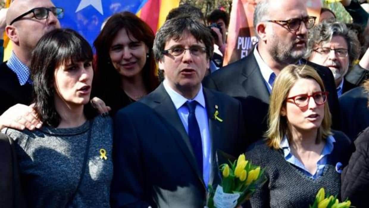 Carles Puigdemont (centro) canta junto a varios seguidores en una imagen de archivo