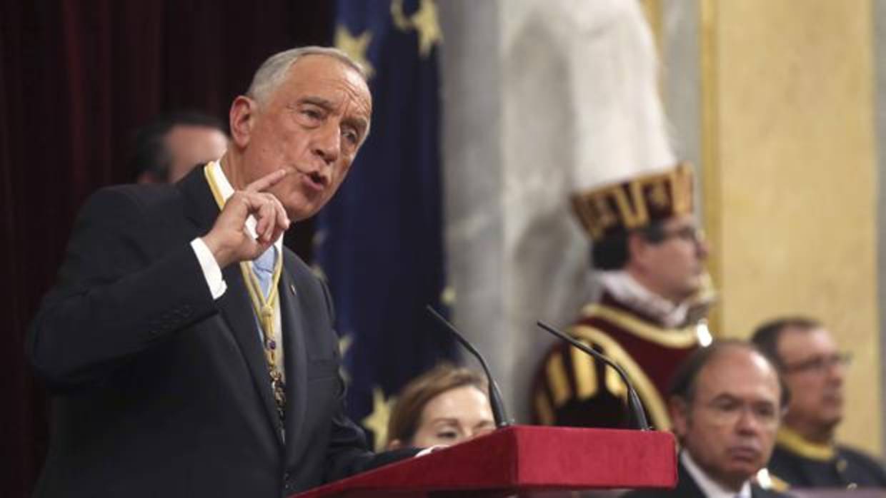 El Presidente de portugal, Marcelo Rebelo de Sousa (d), durante su intervención ante el pleno del Congreso