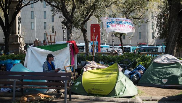 Desalojan a los independentistas acampados en la plaza Catalunya de Barcelona