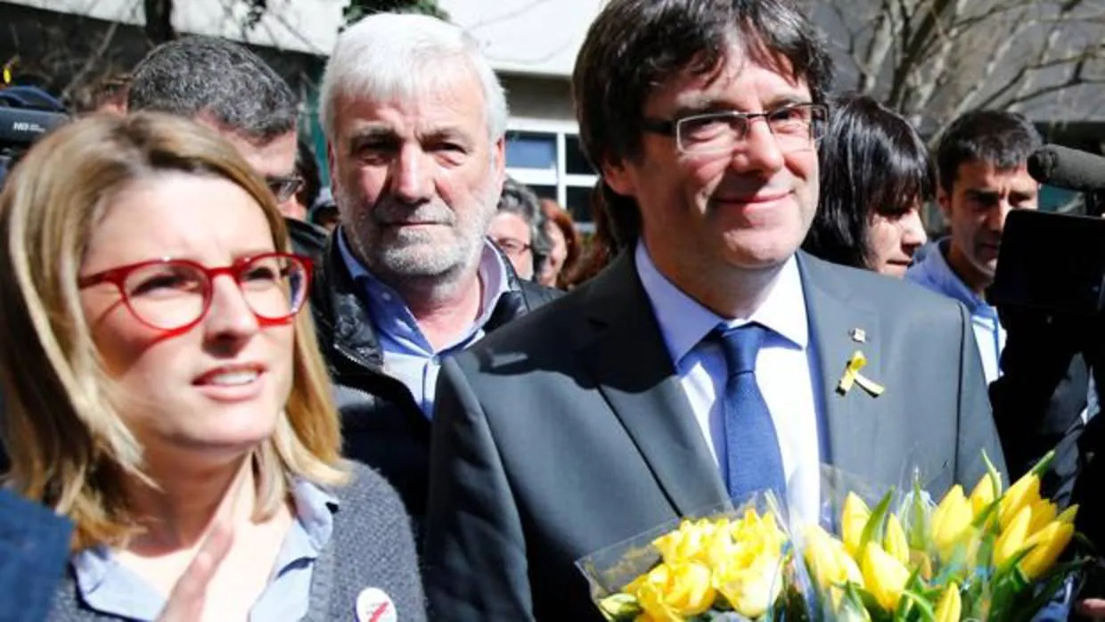 El expresdente Puigdemont con la dirigente de Junts per Catalunya Elsa Artadi en Berlín