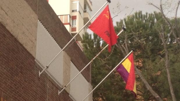 Colocan una bandera republicana y otra comunista en un centro de formación de Hortaleza