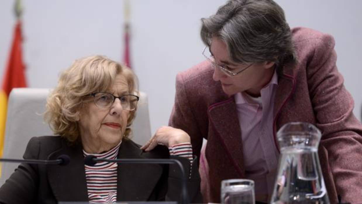 Manuela Carmena y Marta Higueras durante un Pleno