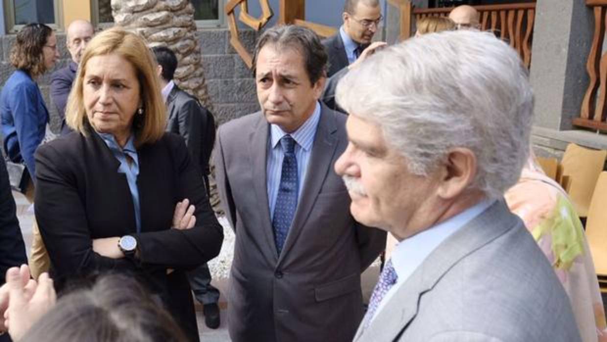 Mercedes Roldós, Luis Padrón y el jefe de la diplomacia española, Alfonso Dastis, en la capital grancanaria