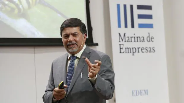 Imagen de Raj Sisodia durante su conferencia en la Marina de Empresas
