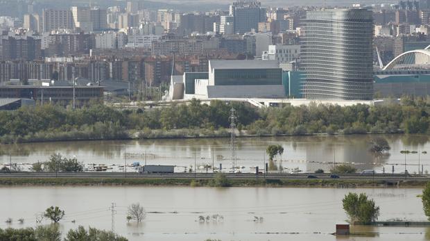 Aragón convoca ayudas por la sequía mientras echa cuentas por las inundaciones