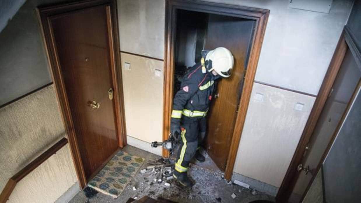 Un bombero interviene en una incendio en una vivienda