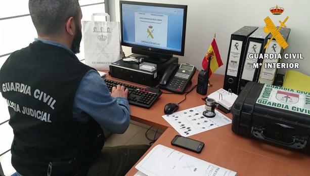 Roba un coche y lo empotra contra una gasolinera en Yuncler