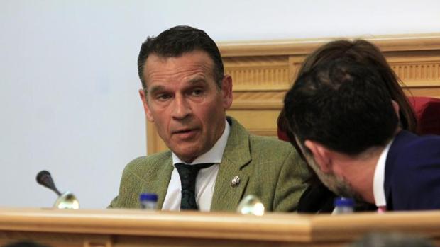 El Pleno aprueba reprobar a Gamarra por falsear su currículum